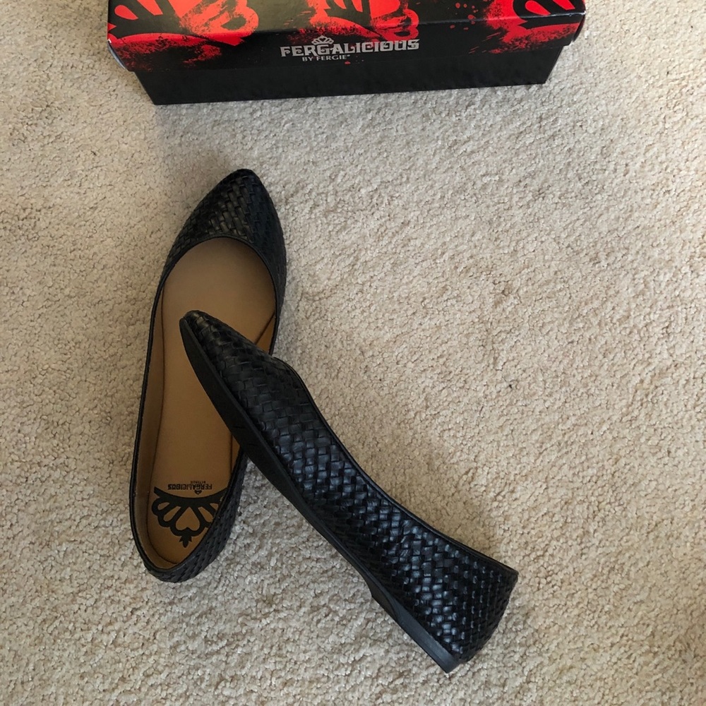 Black flat pointed shoes